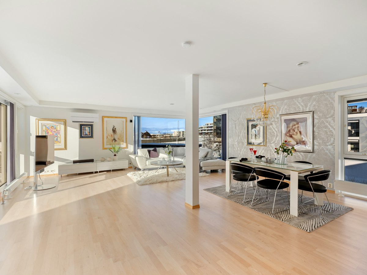Continuous open-plan flooring: Wood floors connecting a spacious living & dining area