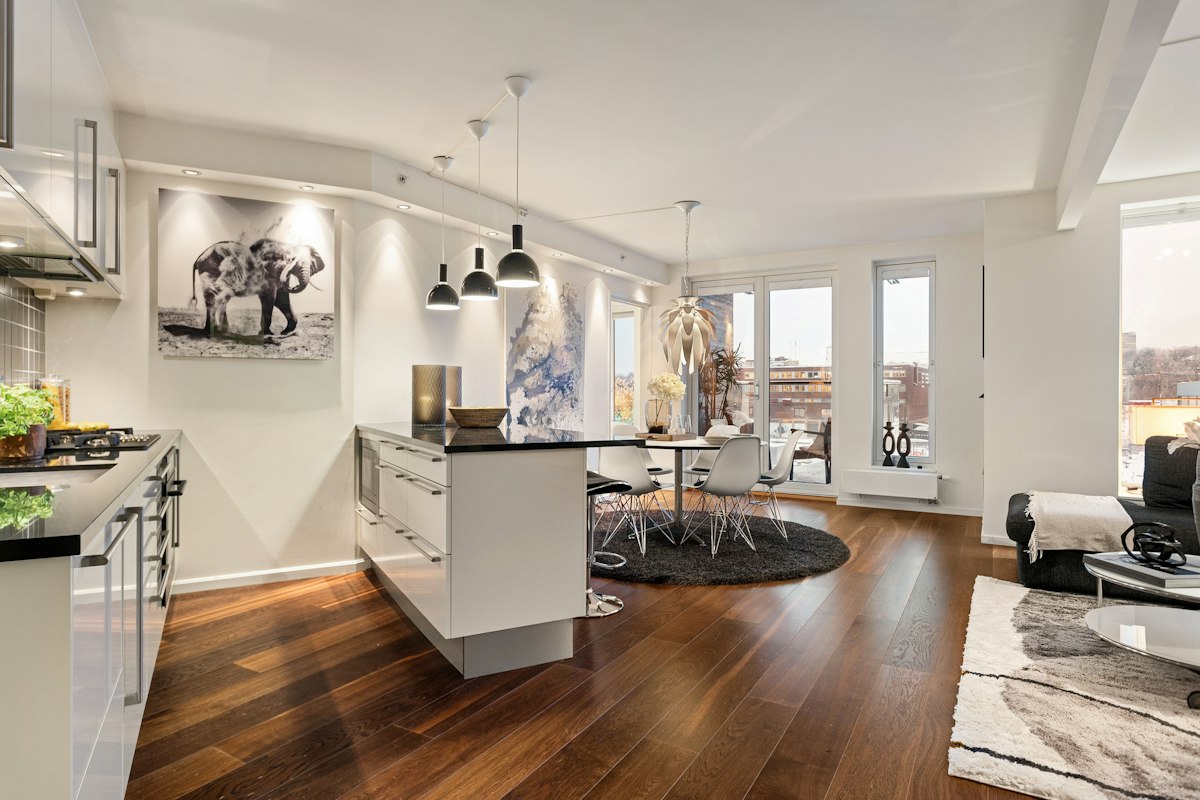 Large open-concept kitchen: Kitchen island, living space & continuous flooring