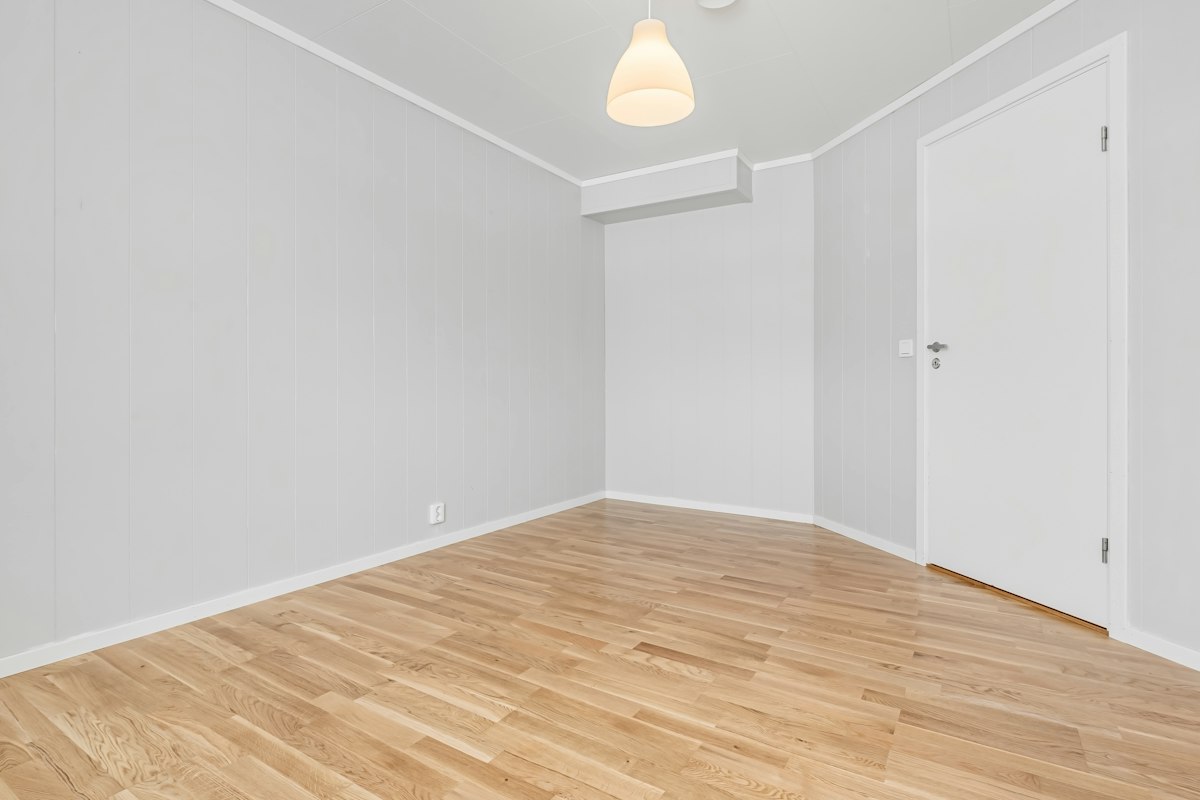 Natural wood floor finish: Unfurnished space · grain, color & trim details