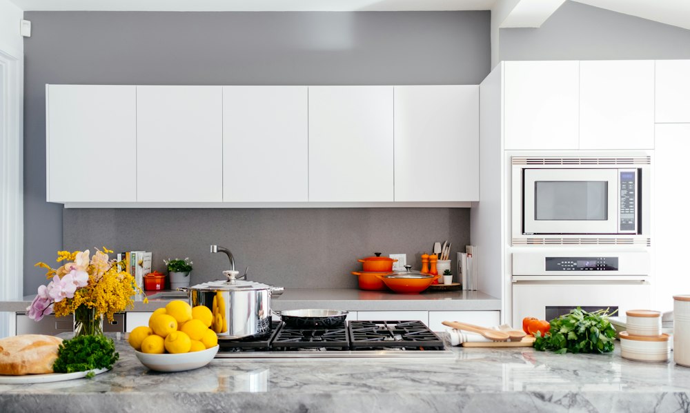 Clean-lined kitchen finishes: Cabinet layout, work surfaces & material choices